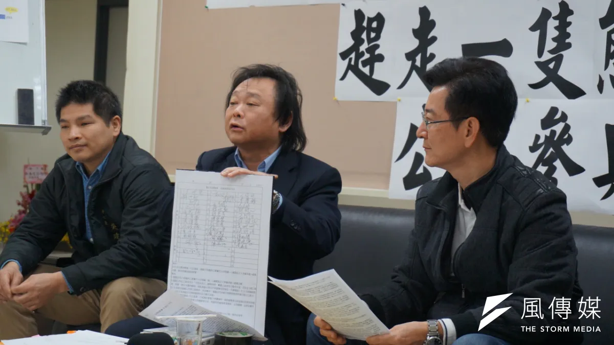 台北市議員王世堅、李慶元1日召開記者會,批大巨蛋案,柯文哲私相授受。(王彥喬攝)