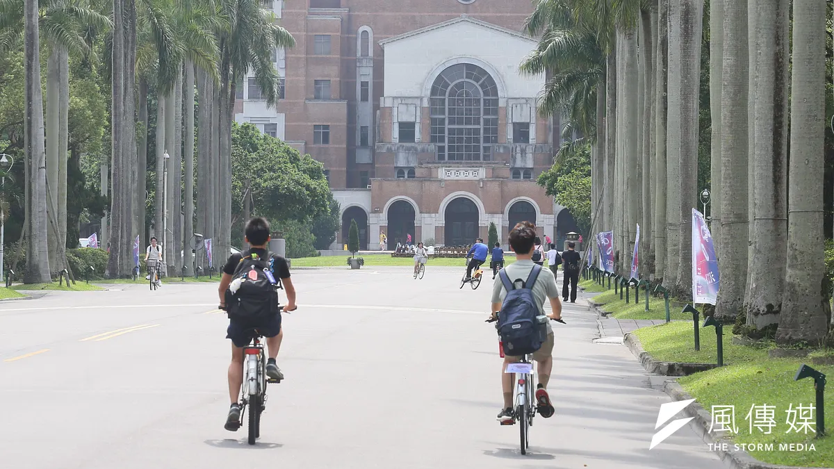 台大經濟系學會長選舉,日前爆出候選人提出的政見充滿歧視言論,事發後學生雖然已發道歉聲明,卻還是引來一片罵聲。(資料照/柯承惠攝) 台大經濟系學會長選舉,日前爆出候選人提出的政見充滿歧視言論,事發後學生雖然已發道歉聲明,卻還是引來一片罵聲。(資料照/柯承惠攝)