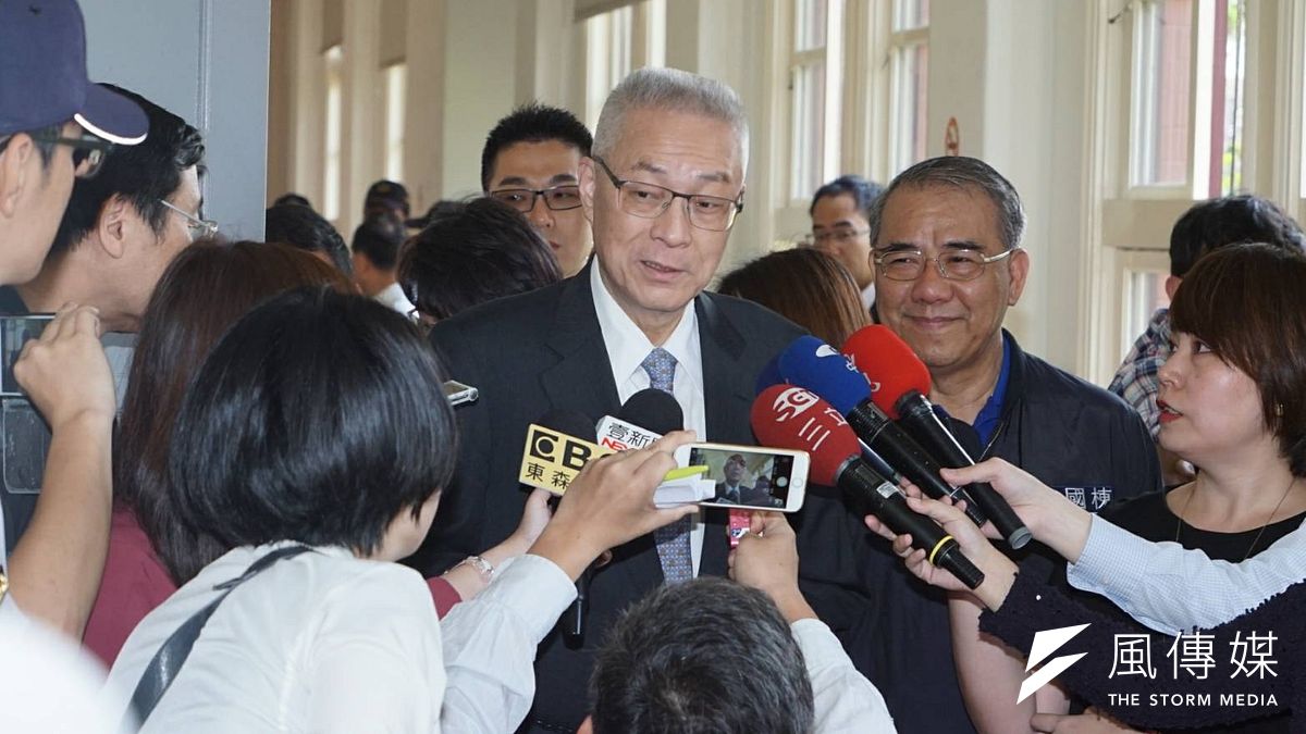 吳敦義4日上午赴立法院,於黨團大會為黨籍立委加油打氣,稱讚35席都是非常有戰鬥力和堅持力的立委。(盧逸峰攝) 吳敦義4日上午赴立法院,於黨團大會為黨籍立委加油打氣,稱讚35席都是非常有戰鬥力和堅持力的立委。(盧逸峰攝)