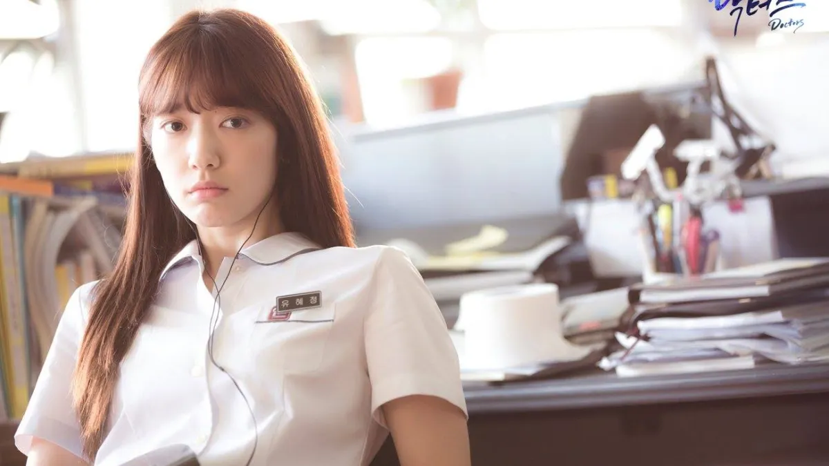朴信惠在新戲中飾演叛逆少女,後來成功當上外科醫生(圖/SBS@facebook)