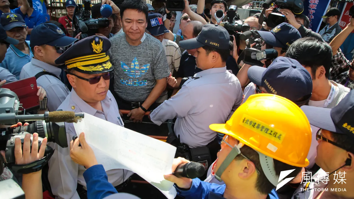 台北市建管處3月29日至八百壯士帳篷前進行勸導,令其自行拆除。(顏麟宇攝)