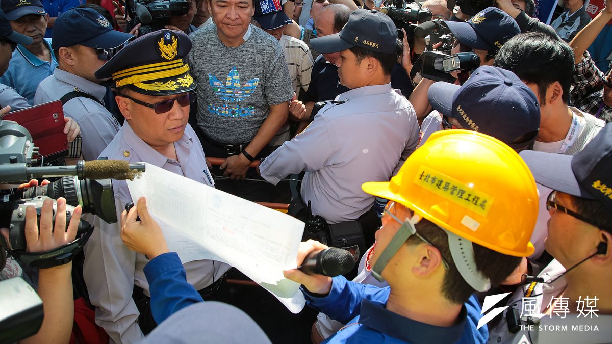 台北市建管處3月29日至八百壯士帳篷前進行勸導,令其自行拆除。(顏麟宇攝) 台北市建管處3月29日至八百壯士帳篷前進行勸導,令其自行拆除。(顏麟宇攝)