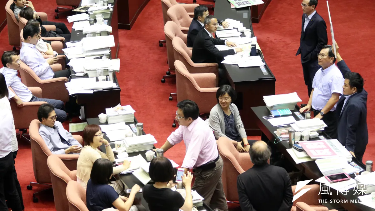 立法院臨時會23日晚間二讀表決通過,退休公務人員支領月退休金者,年息在2年後歸零;領一次退者,分6年調降至6%。(蘇仲泓攝)