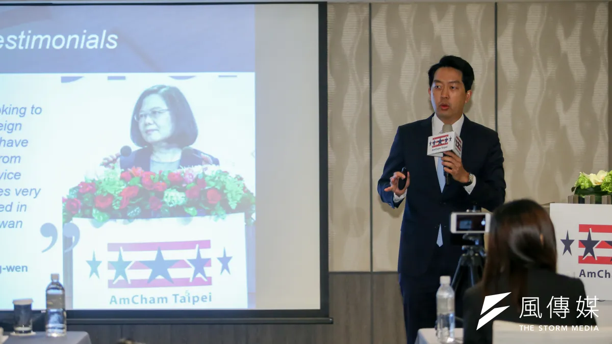 台北市美國商會發表《2018台灣白皮書》,由台北市美國商會會長章錦華簡報。(陳明仁攝)