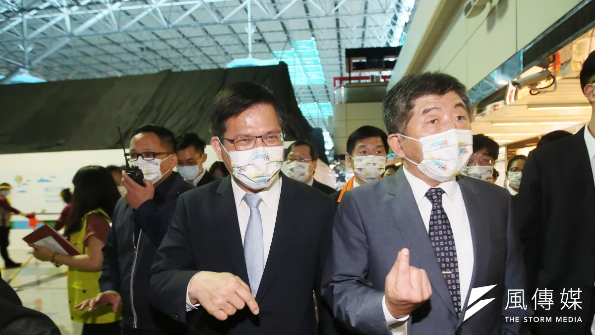 民進黨英系力挺衛福部長陳時中(右)參選年底台北市長,但疫情持續嚴峻成變數,交通部長林佳龍(左)也有志競爭首都。(資料照,柯承惠攝)