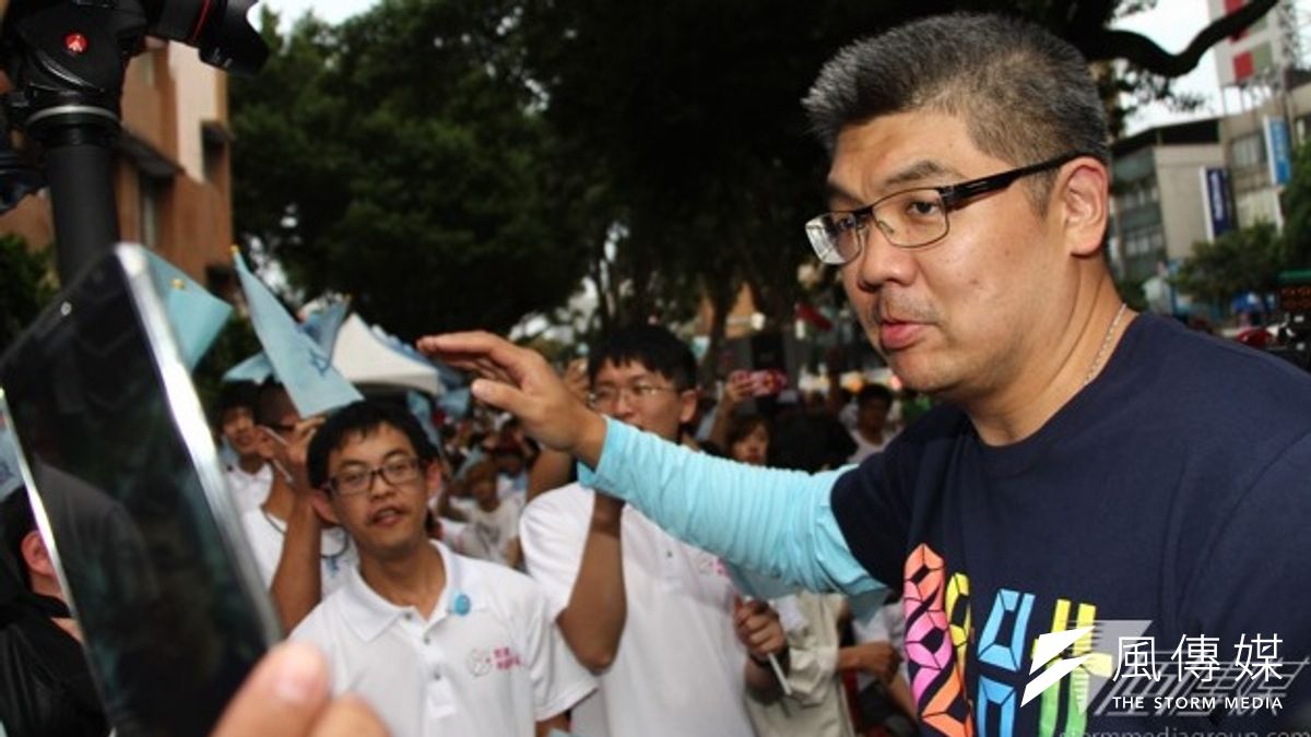 台北市長參選人連勝文日前於個人粉絲專頁發文,表明支持同志,但在同志大遊行過後,連陣營就默默將文章撤下,連陣營表示,此舉是為了避免激化網友間的對立。(資料照片,葉信菉攝) 台北市長參選人連勝文日前於個人粉絲專頁發文,表明支持同志,但在同志大遊行過後,連陣營就默默將文章撤下,連陣營表示,此舉是為了避免激化網友間的對立。(資料照片,葉信菉攝)