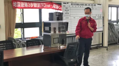 台中市政府消防局自製「濃煙模型屋」模擬火災現場,希望透過具體實驗,藉此加深民眾消防觀念。(台中市政府提供)