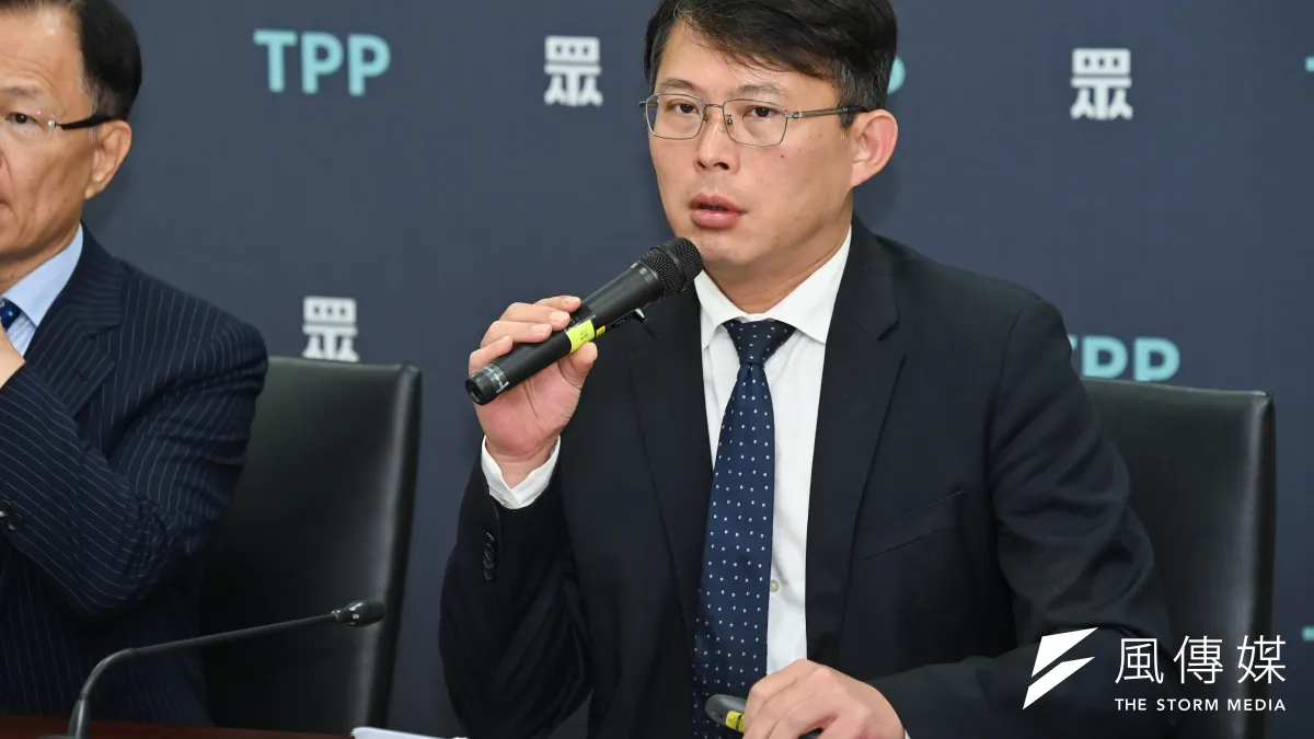 民眾黨團總召黃國昌2日出席「撤銷不法許可,送辦違法官員」記者會,要求經濟部應先撤銷力暘能源集團的非法電業許可,並送辦能源署違法官員。(陳昱凱攝)