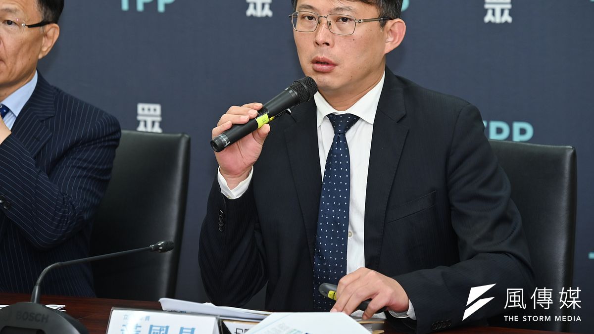 民眾黨團總召黃國昌2日出席「撤銷不法許可,送辦違法官員」記者會,要求經濟部應先撤銷力暘能源集團的非法電業許可,並送辦能源署違法官員。(陳昱凱攝) 民眾黨團總召黃國昌2日出席「撤銷不法許可,送辦違法官員」記者會,要求經濟部應先撤銷力暘能源集團的非法電業許可,並送辦能源署違法官員。(陳昱凱攝)