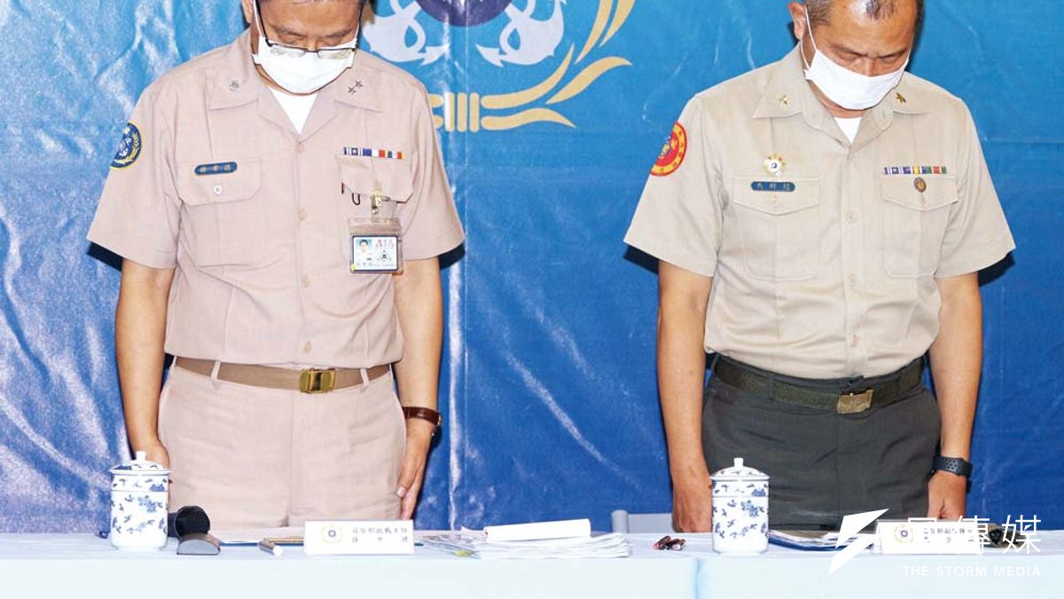 海軍司令部為殉職人員默哀,初步判定翻艇意外主因是海象劇變。(蘇仲泓攝) 海軍司令部為殉職人員默哀,初步判定翻艇意外主因是海象劇變。(蘇仲泓攝)