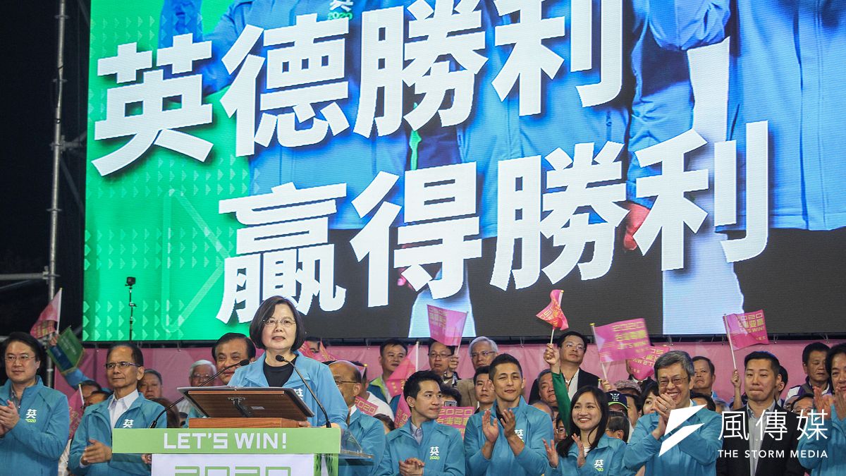 民進黨正副總統候選人蔡英文、賴清德全國競選總部17日成立,蔡英文發表演說時強調「蔡英文加賴清德,1加2大於2」,這是2020民進黨最強組合。(蔡親傑攝) 民進黨正副總統候選人蔡英文、賴清德全國競選總部17日成立,蔡英文發表演說時強調「蔡英文加賴清德,1加2大於2」,這是2020民進黨最強組合。(蔡親傑攝)