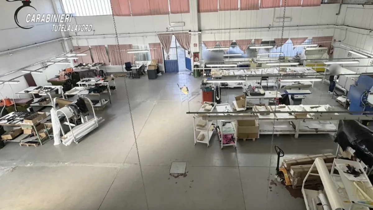 亞曼尼生產部門遭爆將生產工作層層轉包,最後淪至雇用中國黑工的非法工廠。(圖/美聯社) 亞曼尼生產部門遭爆將生產工作層層轉包,最後淪至雇用中國黑工的非法工廠。(圖/美聯社)