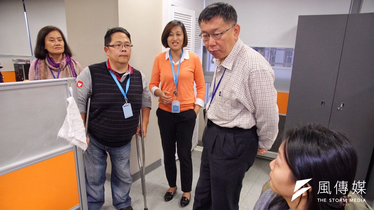 台北市長柯文哲上任滿周年,國民黨台北市議會黨團今天舉行「施政缺失總檢討」記者會,批評柯文哲的作為罄竹難書。圖為台北市長柯文哲參訪台北市身心障礙者就業大樓。(曾原信攝) 台北市長柯文哲上任滿周年,國民黨台北市議會黨團今天舉行「施政缺失總檢討」記者會,批評柯文哲的作為罄竹難書。圖為台北市長柯文哲參訪台北市身心障礙者就業大樓。(曾原信攝)