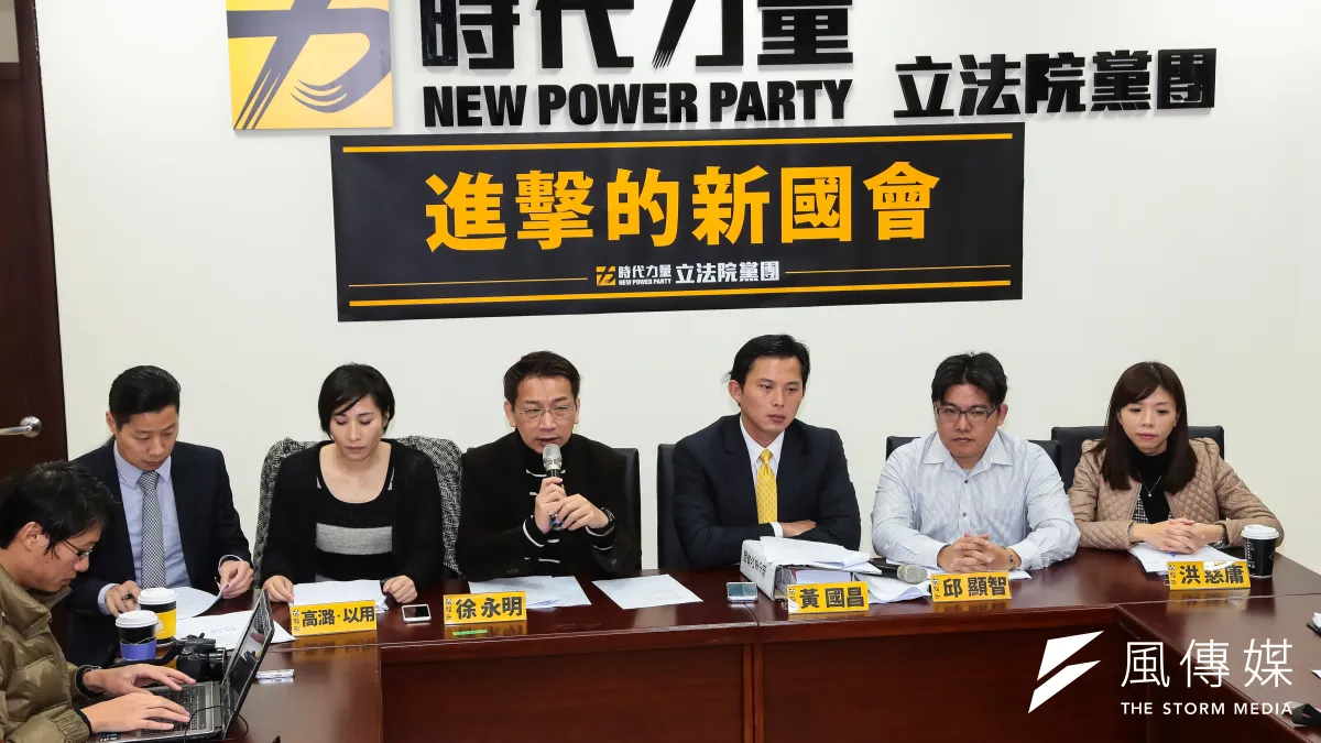 立法委員林昶佐、高潞‧以用、徐永明、黃國昌、洪慈庸及邱顯智律師出席時代力量黨團「進擊的新國會」記者會。(顏麟宇攝)