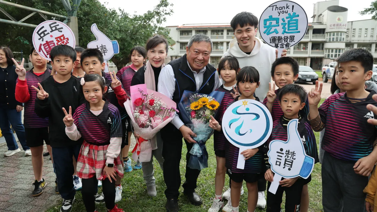 林昀儒與宏道運動發展基金會董事長林鴻道(中)一起造訪公館國小(圖/中華奧會提供)