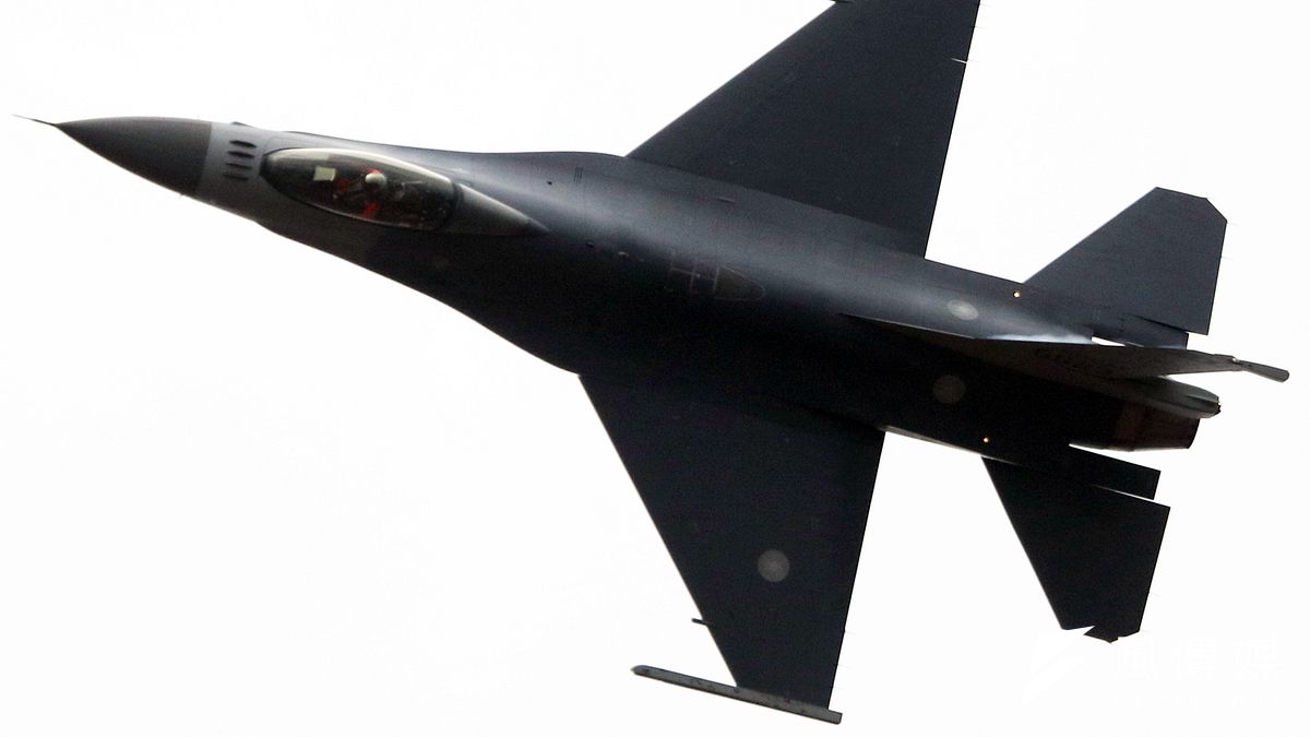 空軍清泉崗基地營區開放,F-16戰機進行精彩的飛行動作。(蘇仲泓攝) 空軍清泉崗基地營區開放,F-16戰機進行精彩的飛行動作。(蘇仲泓攝)