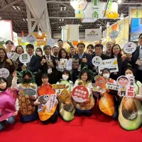 FOODEX JAPAN 2026の台湾パビリオンにて、テープカットを行う黄偉哲台南市長。その後、市内の出展業者らと笑顔で記念撮影に応じた。(写真/台南市政府提供) FOODEX JAPAN 2026の台湾パビリオンにて、テープカットを行う黄偉哲台南市長。その後、市内の出展業者らと笑顔で記念撮影に応じた。(写真/台南市政府提供)