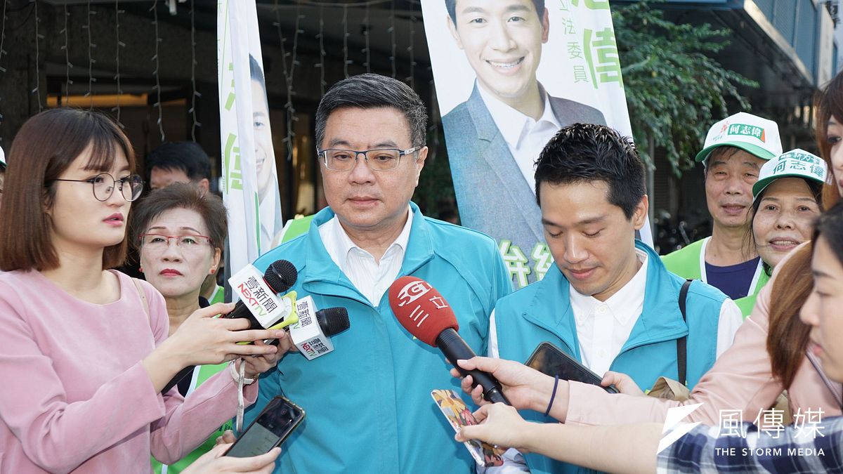 民進黨主席卓榮泰(左二)呼籲參加本周末罷韓挺韓遊行的民眾要維持和平理性、冷靜守法。(資料照,盧逸峰攝) 民進黨主席卓榮泰(左二)呼籲參加本周末罷韓挺韓遊行的民眾要維持和平理性、冷靜守法。(資料照,盧逸峰攝)