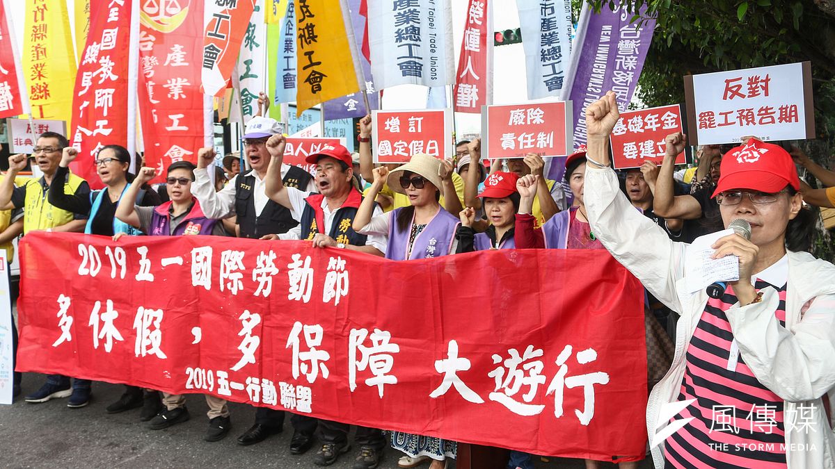 筆者闡述台灣勞工階級現況,並指出藍領薪資停滯不前與台灣不尊重專業技術及雇主的惡意壓榨相關。圖為五一行動聯盟4月舉行「多休假!多保障!」勞工遊行行前記者會。(資料照,蔡親傑攝) 筆者闡述台灣勞工階級現況,並指出藍領薪資停滯不前與台灣不尊重專業技術及雇主的惡意壓榨相關。圖為五一行動聯盟4月舉行「多休假!多保障!」勞工遊行行前記者會。(資料照,蔡親傑攝)