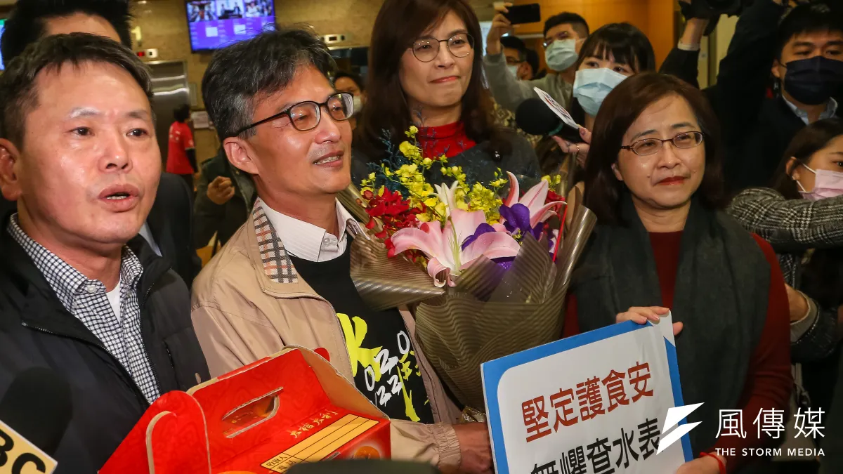 蘇偉碩醫師反萊豬被衛福部舉報,25日要到警察局應訊,部份入發起一起自首可動。(顏麟宇攝)