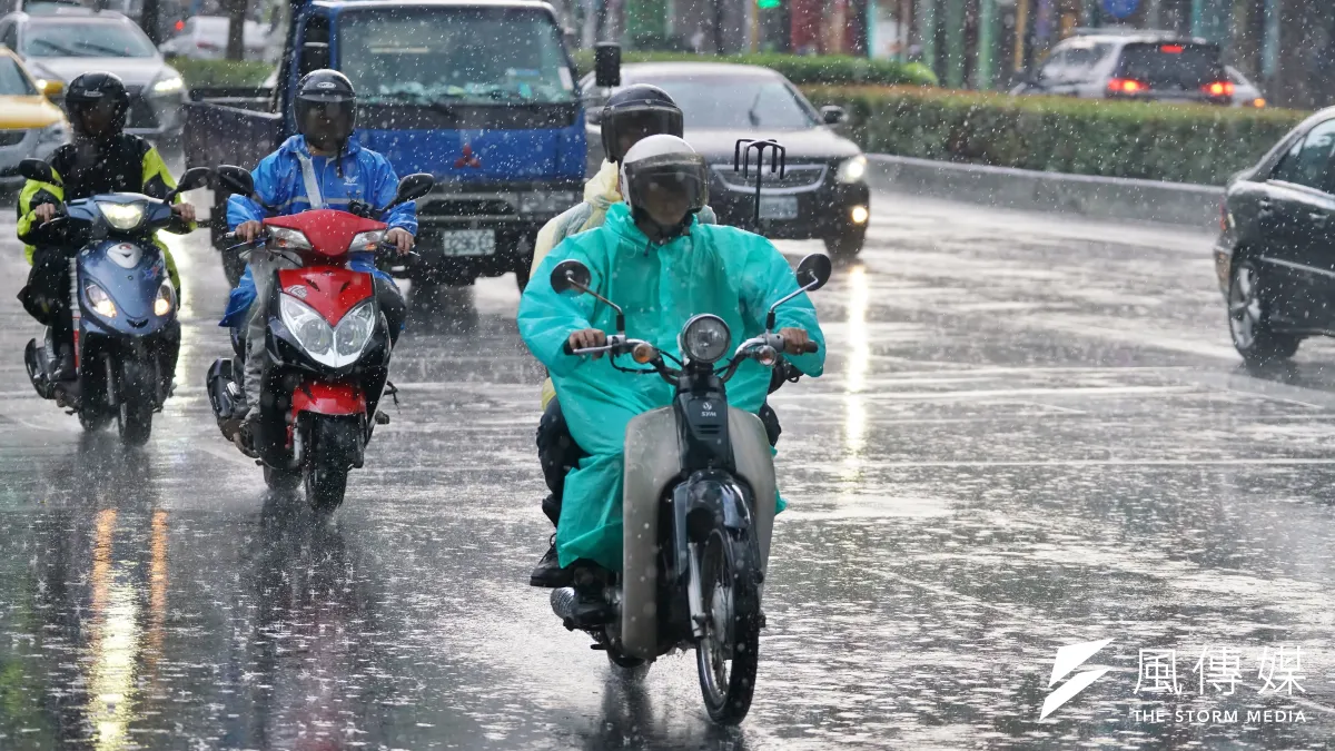 台灣天氣多變,對每天騎機車通勤的民眾而言,一件防水、耐用又方便穿脫的雨衣相當重要。(資料照/盧逸峰攝)