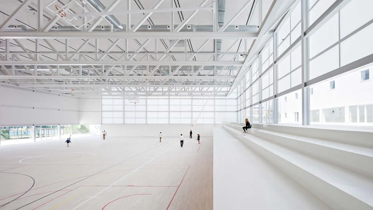 Francisco de Vitoria University 綜合體育館由兩個低矮的盒狀體組成,為了融入周圍環境,建築師Alberto Campo Baezab不讓建物的高度和體積過於高聳龐大。(圖/取自Alberto Campo Baeza官網) Francisco de Vitoria University 綜合體育館由兩個低矮的盒狀體組成,為了融入周圍環境,建築師Alberto Campo Baezab不讓建物的高度和體積過於高聳龐大。(圖/取自Alberto Campo Baeza官網)