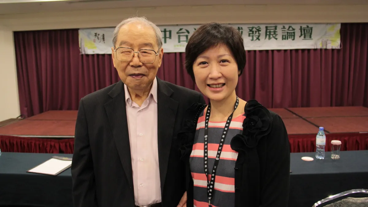 東海大學前任校長梅可望(左),攝於2014年(行政院)