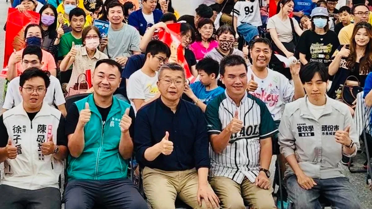 民進黨苗栗縣黨部今(6)日於頭份建國成功活動中心主辦《冠軍之路》電影放映會,民進黨立法院黨團總召、中華職棒會長蔡其昌與無黨籍頭份市長候選人曾玟學同台,拉抬意味濃厚。(民進黨苗栗縣黨部提供)