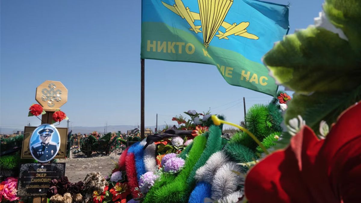 陣亡將士墓前的俄羅斯空降部隊旗幟。(圖片來源:華爾街日報) 陣亡將士墓前的俄羅斯空降部隊旗幟。(圖片來源:華爾街日報)