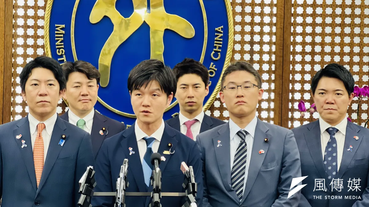 2023年5月4日,日本自由民主黨青年局長鈴木憲和(右2)率領國會同僚訪台,在我國外交部舉行記者會(簡恒宇攝)