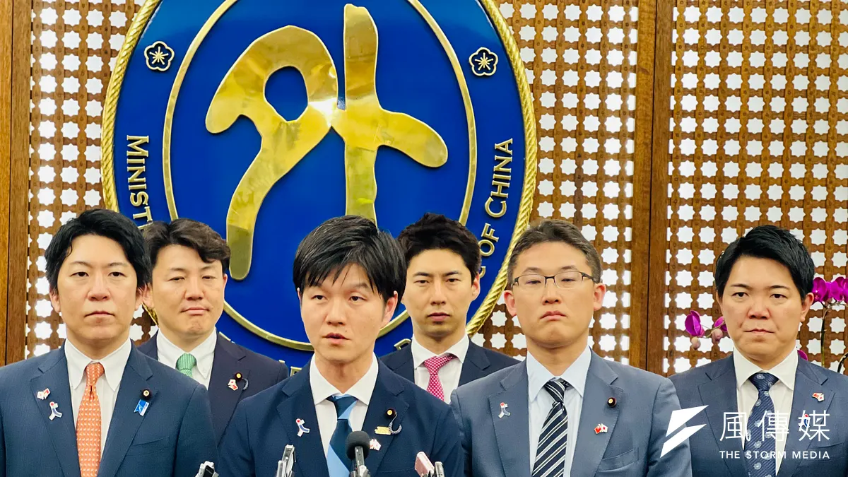 2023年5月4日,日本自由民主黨青年局長鈴木憲和(右2)率領國會同僚訪台,在我國外交部舉行記者會(簡恒宇攝) 2023年5月4日,日本自由民主黨青年局長鈴木憲和(右2)率領國會同僚訪台,在我國外交部舉行記者會(簡恒宇攝)