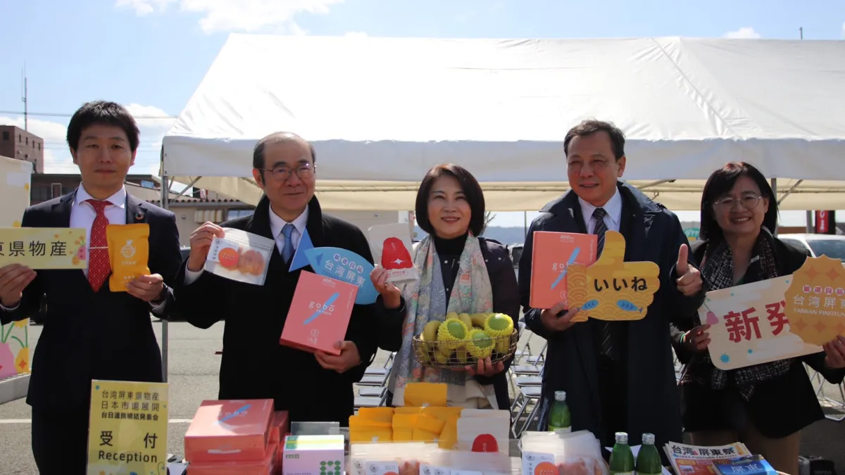 屏東縣長周春米(中)2日赴日參加屏東好物上架熊本超市記者會。(屏東縣政府提供)