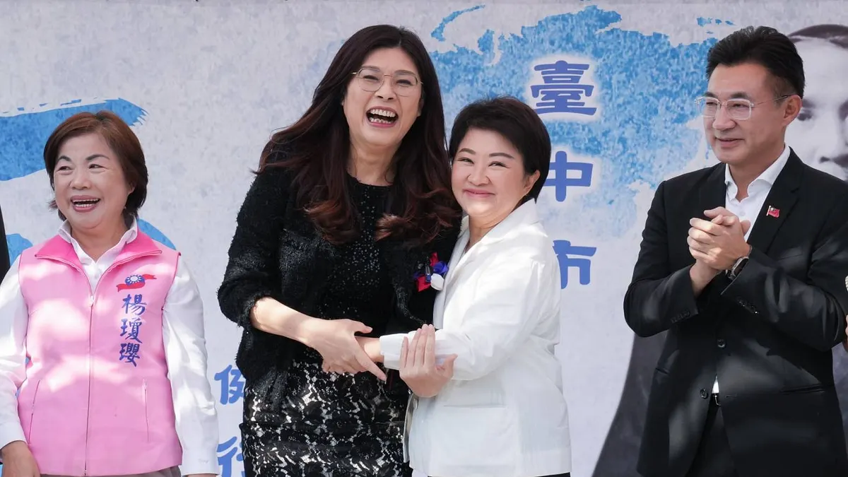 鄭麗文(左二)在鄭習會後聲勢爬升,對台中市長盧秀燕(右)2028的總統路造成一定影響。(資料照,台中市黨部提供)