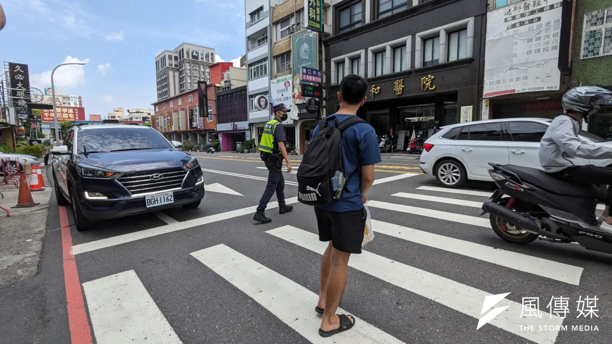 交通新制今上路,未禮讓行人最高罰六千。(資料照/洪煜勛攝)