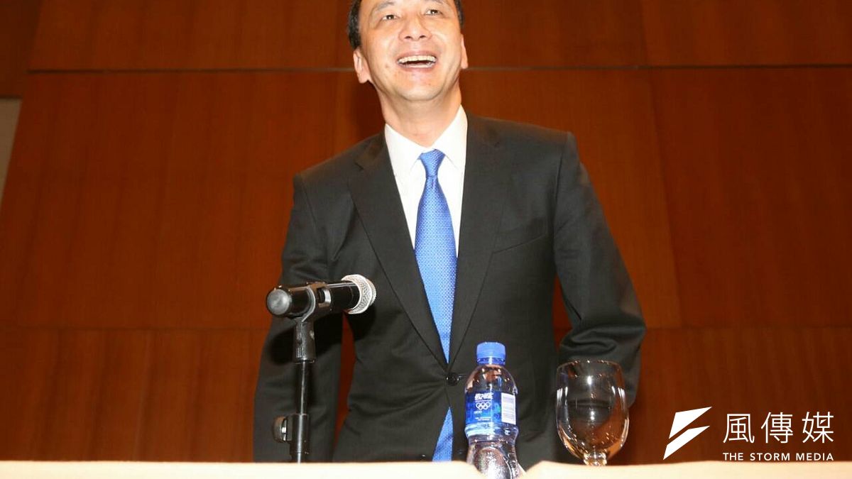 國民黨主席朱立倫4日前往香山碧雲寺,拜謁國父孫中山先生的衣冠塚,並由文傳會主委林奕華宣讀祭文。(吳逸驊攝) 國民黨主席朱立倫4日前往香山碧雲寺,拜謁國父孫中山先生的衣冠塚,並由文傳會主委林奕華宣讀祭文。(吳逸驊攝)