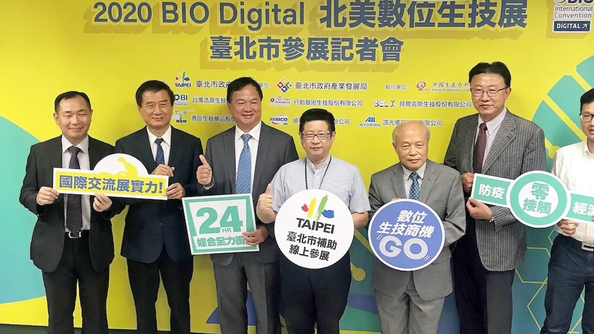 (左起)譜光儀器副總李宏益、彥臣生技董事黃中洋、行動基因執行長陳華鍵、北市產業局長林崇傑、台灣浩鼎研發長賴明添、貝爾克斯商務長李清源、遠東生技協理闕俊瑋共同出席活動。(圖/北市府提供)