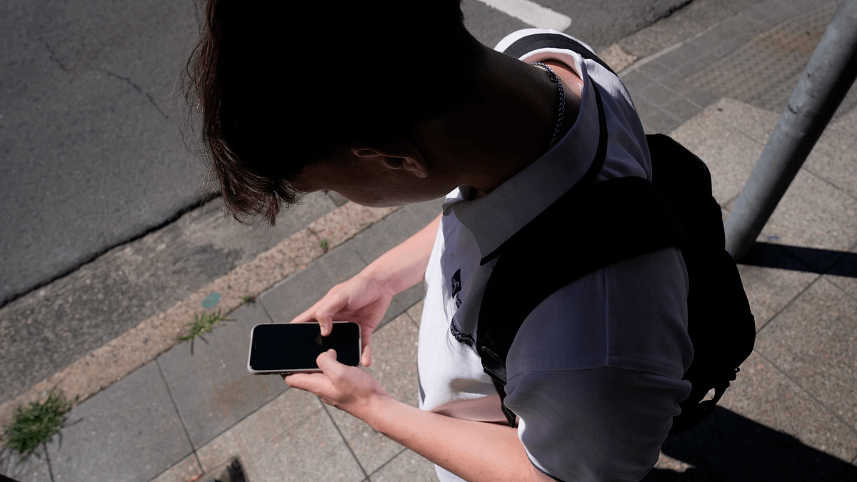 澳洲本週正式啟動全球最嚴格的未成年社群平台管制,一旦平台未落實年齡限制,最高可被開罰4,950萬澳元。(示意圖/美聯社) 澳洲本週正式啟動全球最嚴格的未成年社群平台管制,一旦平台未落實年齡限制,最高可被開罰4,950萬澳元。(示意圖/美聯社)