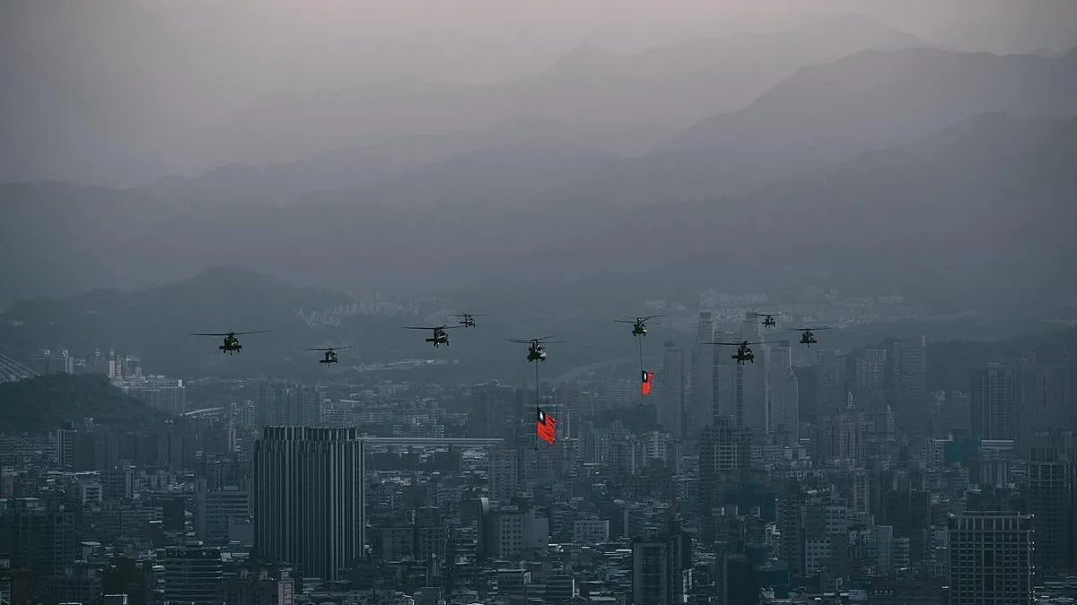 國慶大會下月將至,此次空中兵力規模歷年罕見,不包括預備機,就已有近50架之多。而除了空中分列式外,由CH-47SD運輸直升機吊掛史上最巨幅國旗進場的環節,料將成為國慶展演一大亮點。(國防部提供)