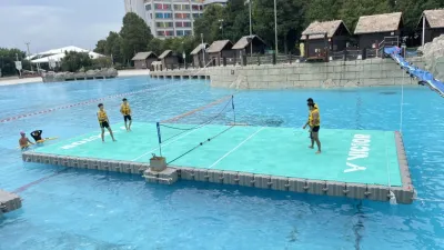 羽球是台灣新國球,一般羽球賽都是正規室內的賽事,麗寶運動嘉年華增加的兩項戶外羽球項目,讓喜歡打羽球的人有新的體驗-水上羽球賽。(圖/記者王秀禾攝)