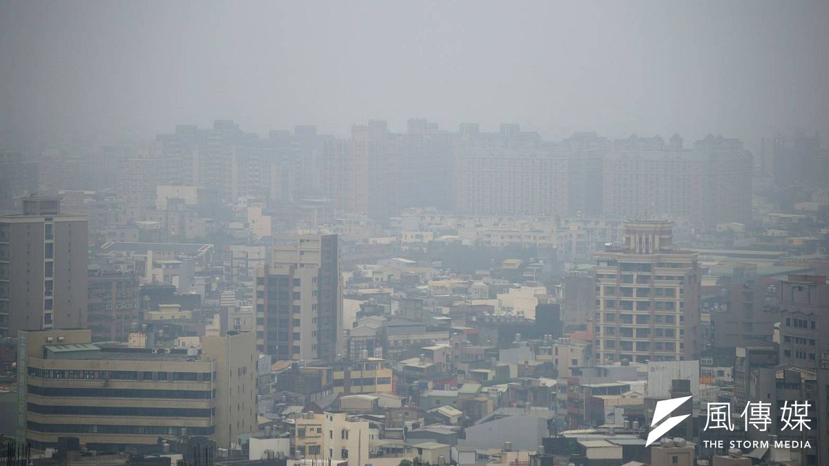 今天空氣品質不佳,遙望新竹市區一片霧濛濛。(盧逸峰攝) 今天空氣品質不佳,遙望新竹市區一片霧濛濛。(盧逸峰攝)