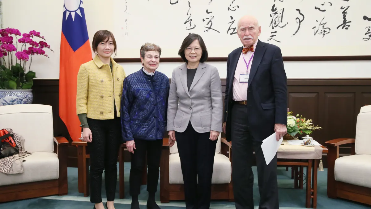 美國紐約大學教授孔傑榮一向支持台灣,肯定台灣的民主,圖為孔傑榮(右一)及其夫人柯恩珠(Joan Lebold Cohen,左二)到總統府會見總統蔡英文。(總統府提供)
