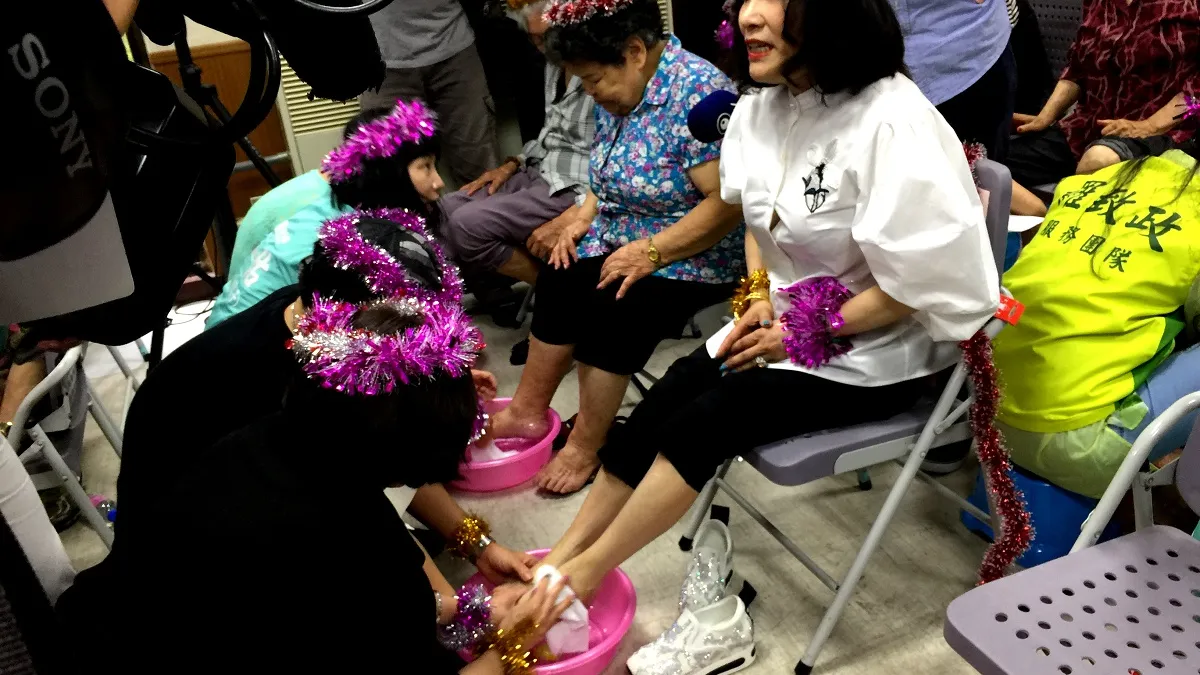 母親節前夕 子女幫媽媽滌足表達謝意
