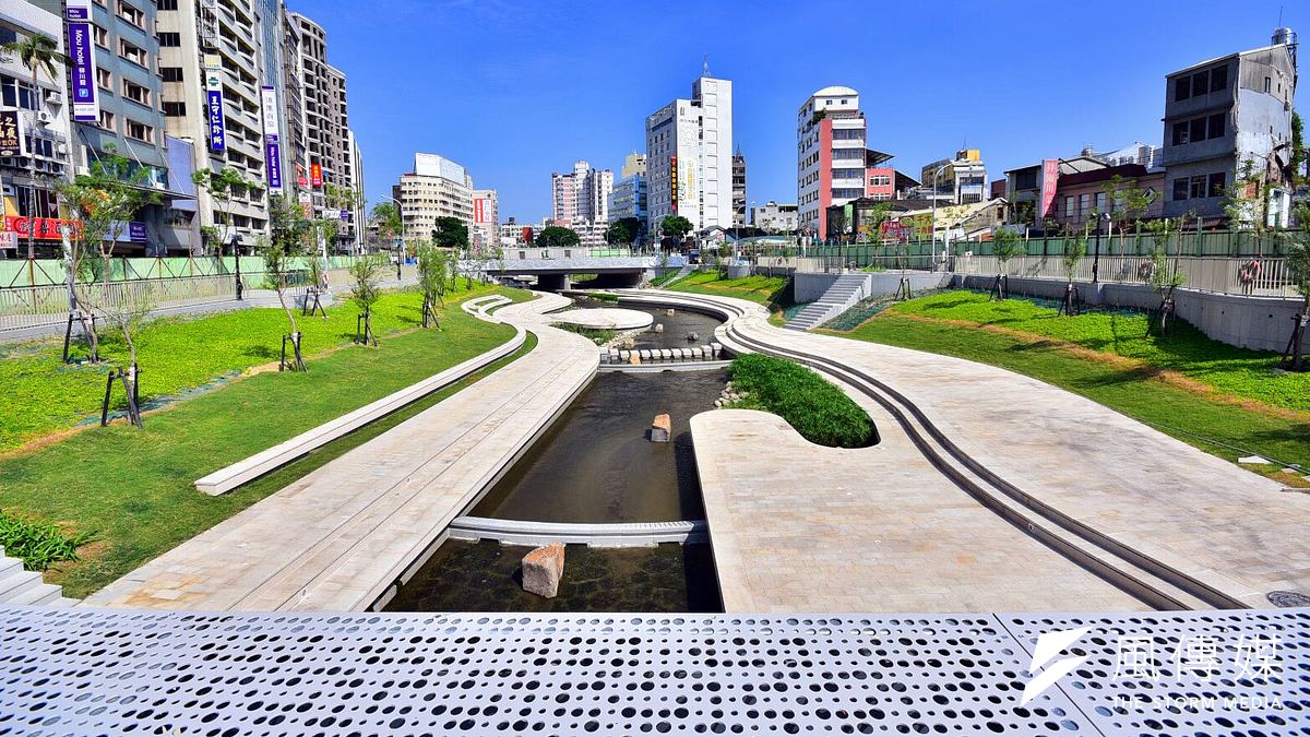 本次票選第一的柳川水岸為臺灣大道至民權路的「柳川親水景觀段」,2016年底開放後頗受歡迎,也成為熱門「打卡景點」。(台中觀旅局提供) 本次票選第一的柳川水岸為臺灣大道至民權路的「柳川親水景觀段」,2016年底開放後頗受歡迎,也成為熱門「打卡景點」。(台中觀旅局提供)