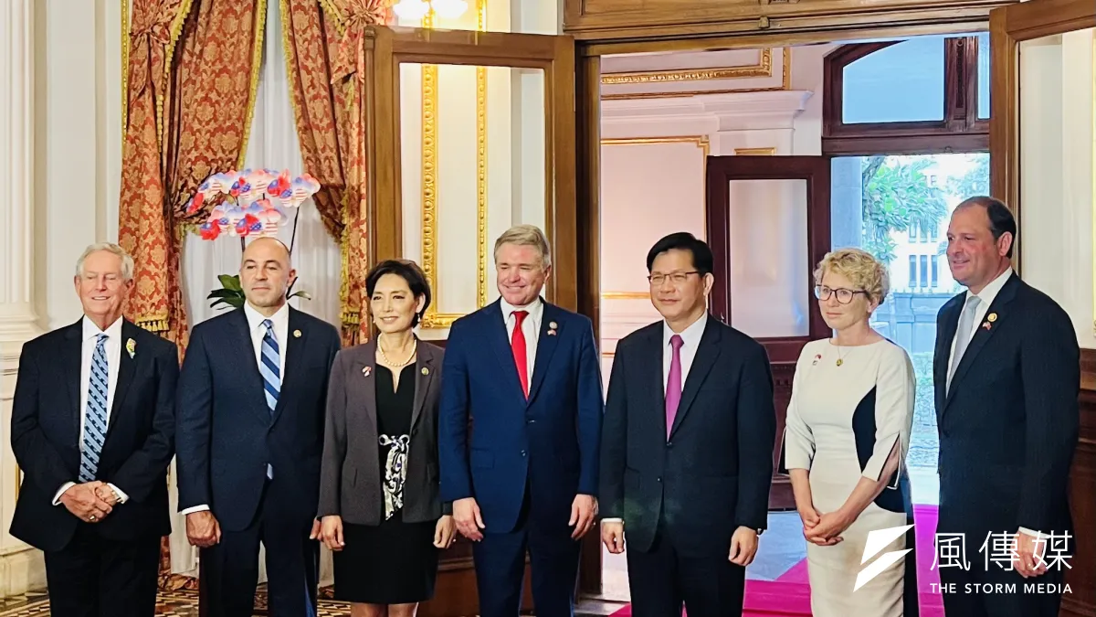 2024年5月27日,我國外交部長林佳龍和來訪的美國聯邦眾議院外交委員會主席麥考爾(左4)、該委員會印太小組主席金映玉(左3)等人舉行記者會。(簡恒宇攝)