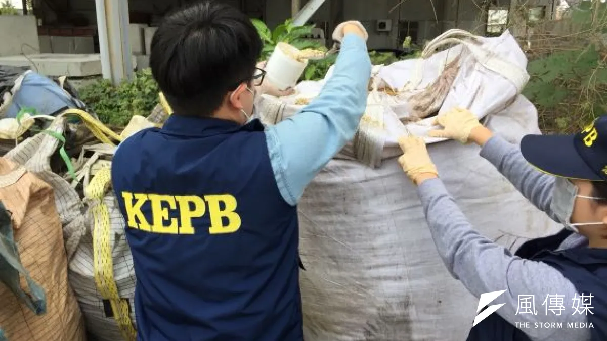 環檢警現場稽查大樹區洲仔段317地號棄置現場。(圖/徐炳文攝)