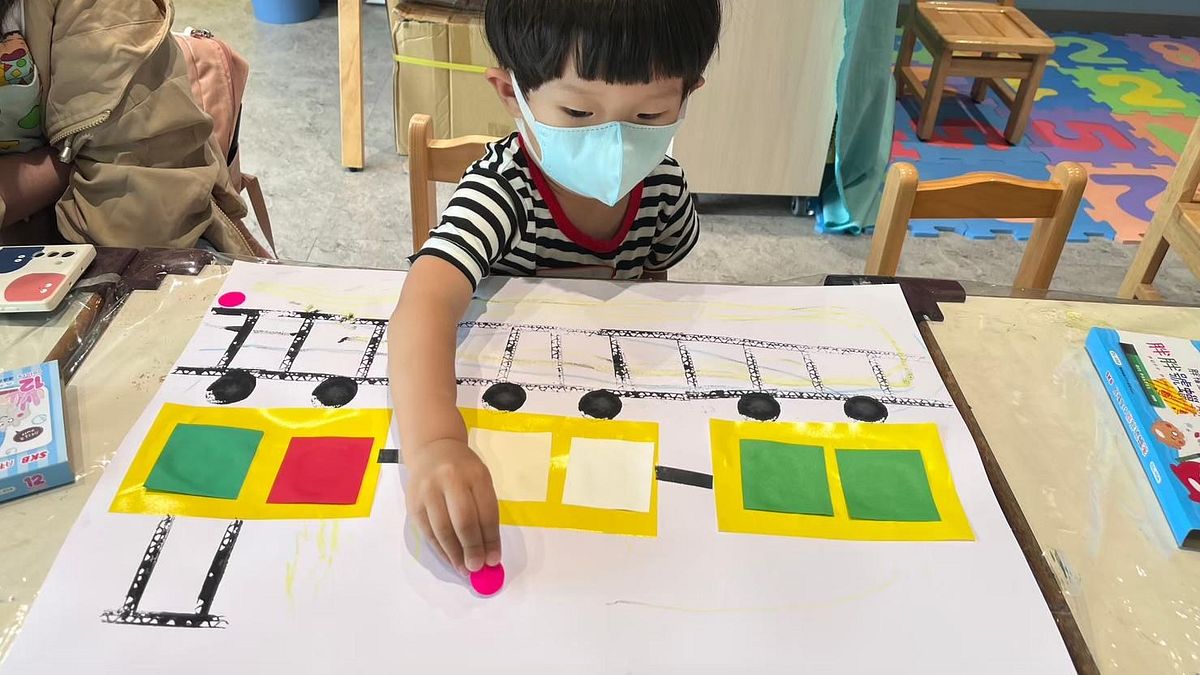 台中市東區mini親子館讓小朋友以車車主題製作火車。(圖/台中市政府) 台中市東區mini親子館讓小朋友以車車主題製作火車。(圖/台中市政府)