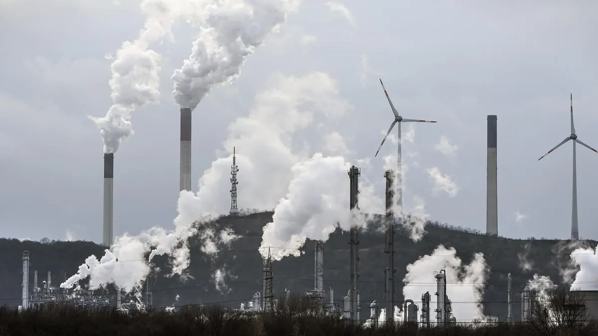 圖為德國一處燃煤電廠與風力發電機組。(美聯社) 圖為德國一處燃煤電廠與風力發電機組。(美聯社)