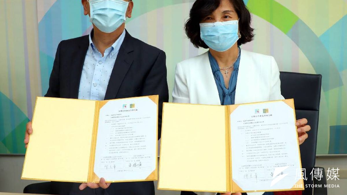 高市教育局長吳榕峯(左)與文藻外語大學校長陳美華簽署雙方合作備忘錄,共同提升高雄市雙語教育實力,將藉由培訓認證等多元聘僱管道,招募與開拓優秀外籍教師來高雄任教。(圖/徐炳文攝) 高市教育局長吳榕峯(左)與文藻外語大學校長陳美華簽署雙方合作備忘錄,共同提升高雄市雙語教育實力,將藉由培訓認證等多元聘僱管道,招募與開拓優秀外籍教師來高雄任教。(圖/徐炳文攝)