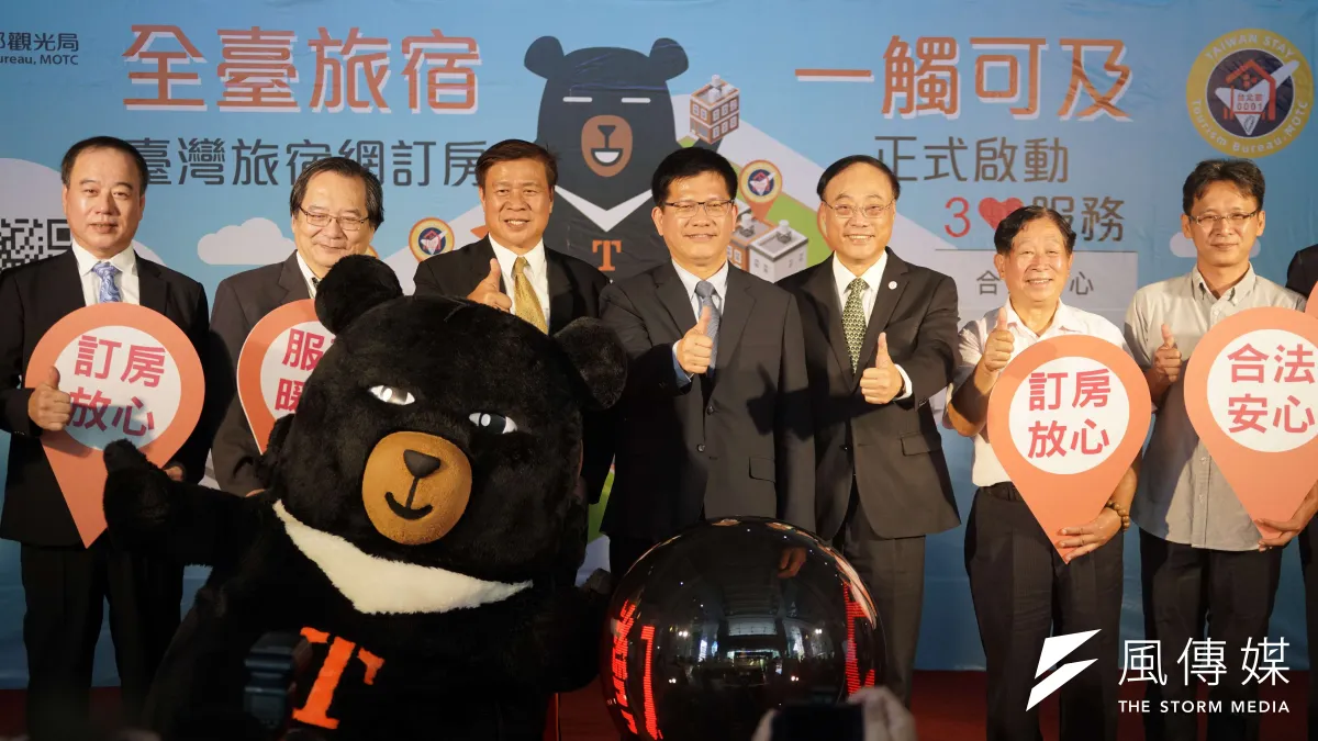 交通部長林佳龍(左四)出席台灣旅宿網訂房平台上線記者會;會後受訪時被問到石虎風波,他表示已邀請插畫作者親臨「集集線彩繪列車」通車儀式。(盧逸峰攝)