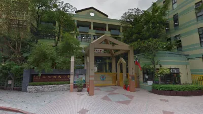 北投文化國小發生割喉案,北市府將加強校安維護,對於進出校園人員全面進行門禁管控,未配戴證件者不得進入校園。(取自Google Map)